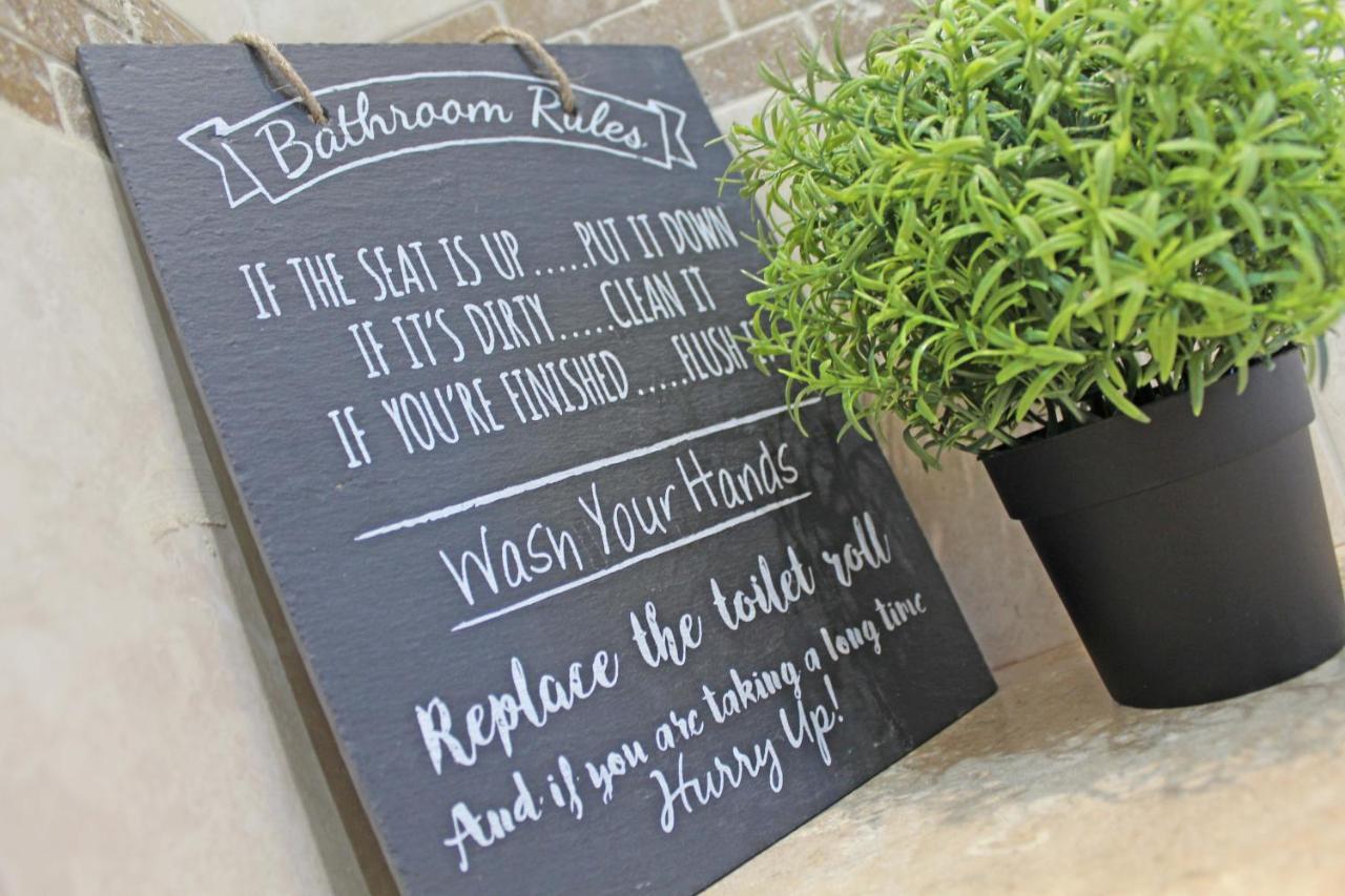 The Barwoods - Modern Spacious Home In Chester - Parking ภายนอก รูปภาพ