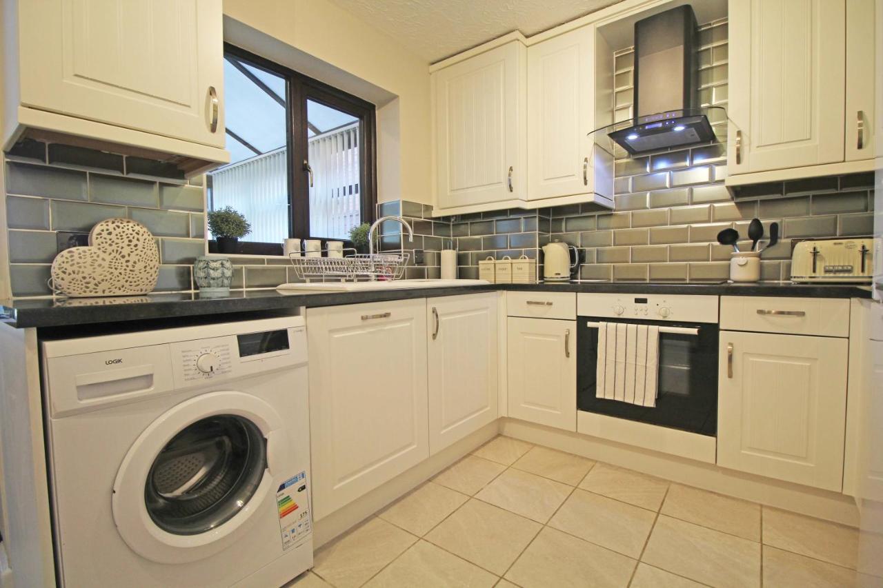 The Barwoods - Modern Spacious Home In Chester - Parking ภายนอก รูปภาพ