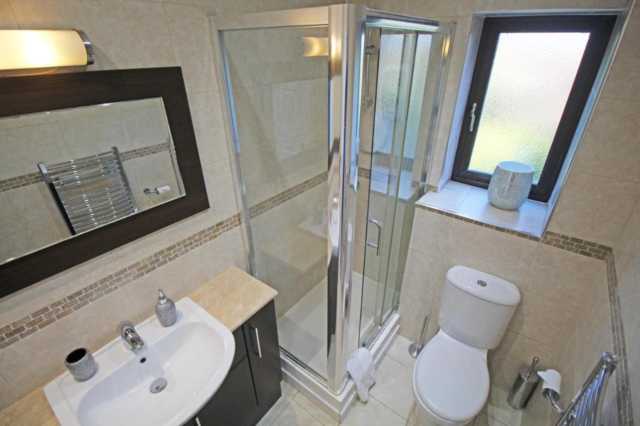 The Barwoods - Modern Spacious Home In Chester - Parking ภายนอก รูปภาพ
